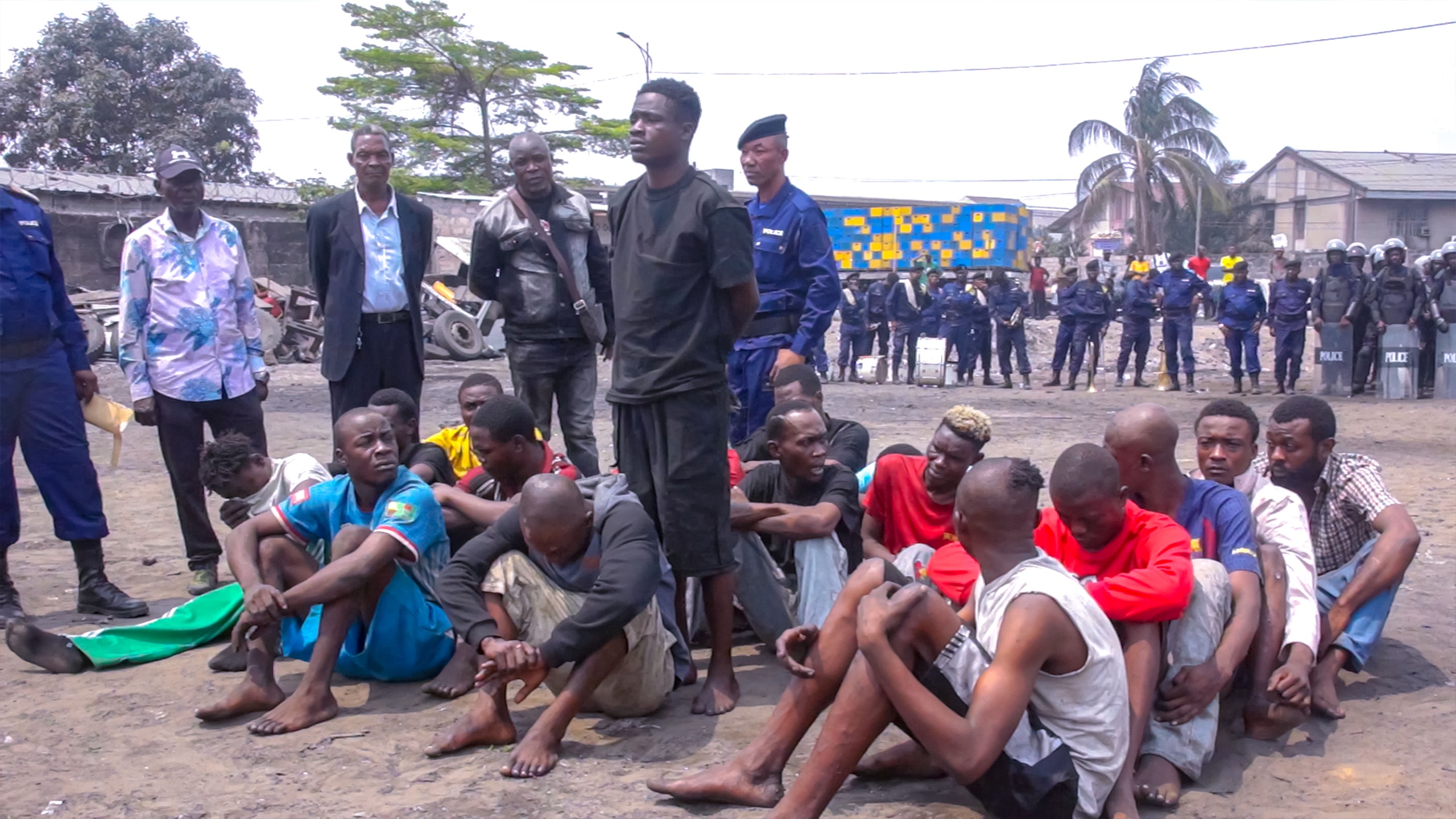 Kinshasa, vendredi 25 septembre 2026 : Seize chefs de bande interpellés et présentés au public.